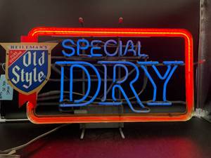 lot N145 image: Heilemans Old Style Special Dry Neon Sign