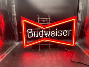 lot N400 image: Vintage Budweiser Flasher Neon Sign