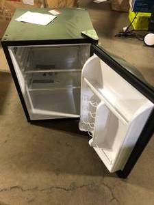 Magic Chef 2.6 cu. ft. Mini Fridge in Black without Freezer Slight Damage on Top Corner  Customer Returns See Picture