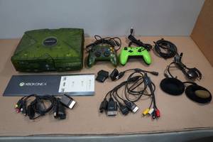 lot 117 image: Microsoft Xbox Original Halo Special Edition Green Gaming Console and Accessories