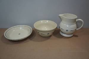 lot 124 image: Vintage Longaberger Stoneware