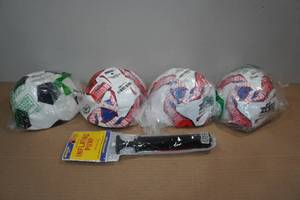lot 135 image: 4 Biggz Soccer Balls with Inflator