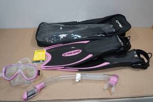 lot 143 image: Cressi Adult Palau Fin Snorkel Set -Fin Size XS-S, Pink