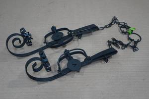 lot 246 image: Animal Trap Candle Holder Cabin Dcor