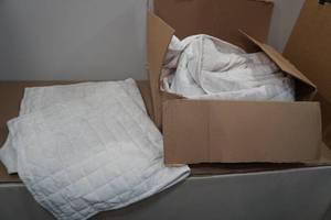 lot 7 image: Velvet Quilt Bed Set -King, Beige