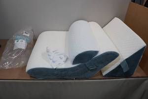 lot 36 image: 3-Piece Bed Wedge Pillow Set