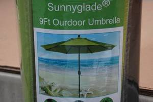 lot 48 image: Sunnyglade 9 Outdoor Umbrella -Green