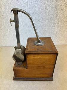 lot 1 image: Antique Wireless Table Top Cigar Lighter