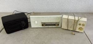 lot 5 image: Vintage Radios