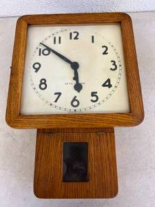 lot 8 image: Seth Thomas Clock