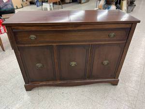 lot 14 image: Buffet