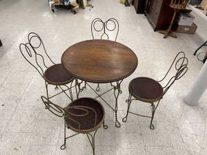 lot 20 image: Antique Ice Cream Parlor Table & 4 Chairs