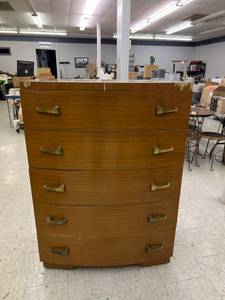 lot 21 image: Chest of Drawers