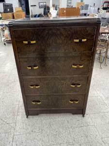 lot 26 image: Chest of Drawers