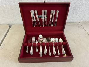lot 44 image: Heirloom Sterling Damask Rose Flatware 80.7 oz of 92.5% Silver