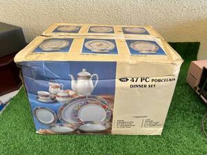 lot 78 image: 47 Piece Porcelain Dinner Set