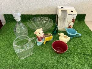 lot 98 image: Planters & Glassware