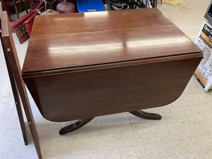 lot 81 image: Expandable Drop Top Table