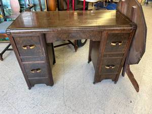 lot 82 image: Makeup Desk with Mirror