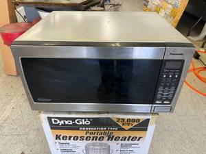 lot 90 image: Panasonic 1250 Watt Microwave