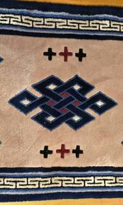 lot 21 image: Pretty Fringed Area Rug