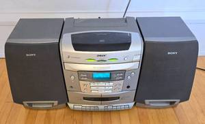 lot 42 image: Sony 3-Disc ChangerRadioCassette Tape Sound System
