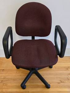 lot 44 image: Adjustable Vogel Peterson Office Chair