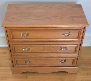 lot 45 image: Small Oak Chest of Drawers
