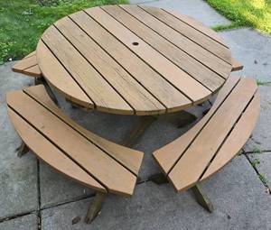 lot 11 image: Versatile Round Wooden Picnic TableBench Set