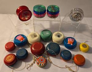 lot 69 image: Vintage Yo Yo Grouping