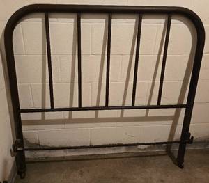 lot 73 image: Vintage Simmons Bed Brass Head and Foot Board Set