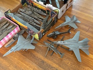 lot 20 image: Variety of Vintage Ship and Airplane Models