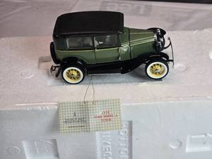 lot 1 image: 1930 Ford Model A Tudor Franklin Mint Metal Die Cast Car 124 Scale