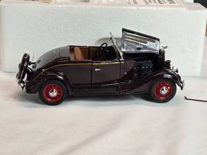 lot 5 image: 1935 Chevrolet Standard Sports Roadster Franklin Mint Metal Die Cast Car 124 Scale