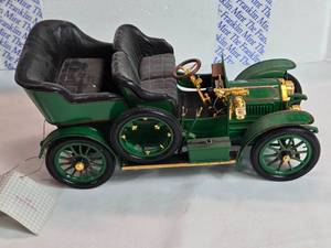 lot 7 image: 1905 Rolls-Royce Franklin Mint Metal Die Cast Car 124 Scale - 1 Light and Cannister are not attached