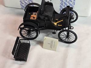 lot 12 image: 1899 Packard Franklin Mint Metal Die Cast Car 124 Scale Some Parts are off or broken off