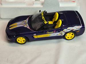 lot 21 image: Maisto 1998 Corvette Convertible Indianapolis 500 Official Pace Car Diecast Model
