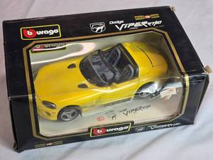 lot 31 image: Bburago 1993 Dodge Viper RT10 118 Scale Diecast Model in Yellow