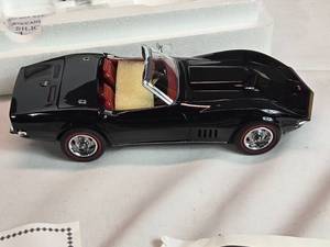 lot 32 image: 40th Anniversary 1968 Corvette Convertible Diecast Danbury Mint