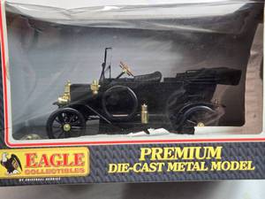 lot 36 image: Eagle Collectibles 1913 Ford Model T Diecast Model