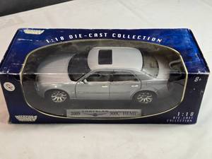 lot 38 image: Motor Max 2005 Chrysler 300C HEMI 118 Scale Diecast Model in Silver