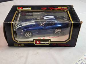 lot 40 image: Bburago 1996 Dodge Viper GTS Coupe 118 Scale Diecast Model in Blue with White Stripes