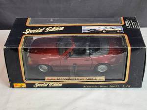 lot 44 image: Maisto Special Edition 1989 Mercedes-Benz 500SL 118 Scale Diecast Model in Burgundy
