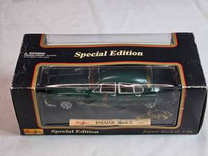 lot 45 image: Maisto Special Edition 1959 Jaguar Mark II 118 Scale Diecast Model in British Racing Green