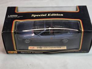 lot 46 image: Maisto Special Edition 1993 BMW 325i Convertible 118 Scale Diecast Model