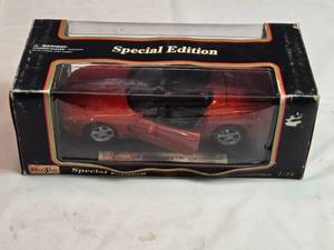 lot 48 image: Maisto Special Edition 1998 Corvette Convertible 118 Scale Diecast Model in Red