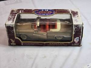 lot 50 image: Road Legends 1958 Cadillac Eldorado Biarritz Convertible 118 Scale Diecast Model