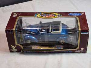 lot 51 image: Road Legends 1937 Ford Convertible 118 Scale Diecast Model in Blue