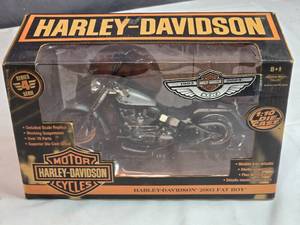 lot 58 image: Harley-Davidson 2003 Fat Boy 110 Scale Diecast Motorcycle by Maisto