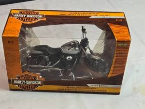lot 59 image: Harley-Davidson 2005 Dyna Super Glide Sport 110 Scale Diecast Model by Maisto